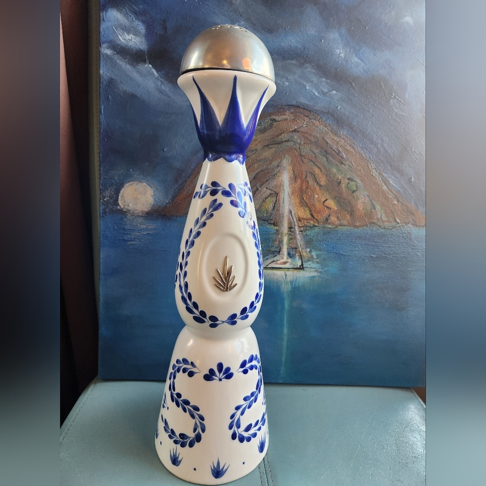 CLASE AZUL Tequila Dome Silver Bell Rings Blue White Ceramic Vase Bar Bottle